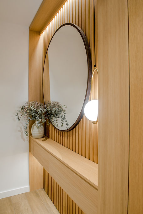 Hall retroliluminado con led y panel de madera