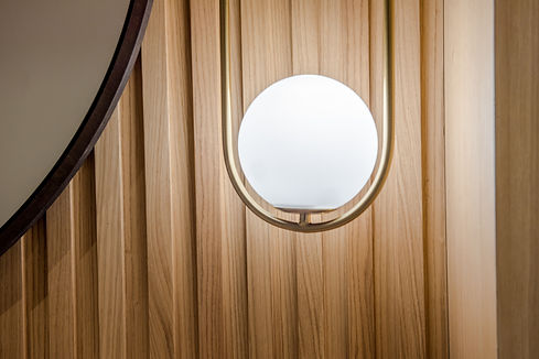 Detalle iluminación sobre panel de madera