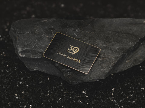 Czarna metalowa wizytówka ze złotymi elementami