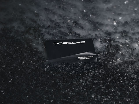 Czarna metalowa wizytówka z białym drukiem UV