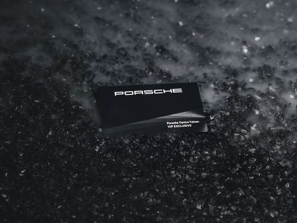 Czarna metalowa wizytówka z białym drukiem UV