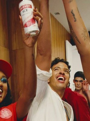 Dendezeiro lança collab com Smirnoff na SPFW