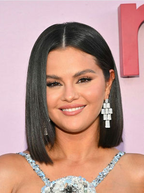 Selena Gomez diz adeus aos seus cabelos longos e adere a corte ultra na moda.