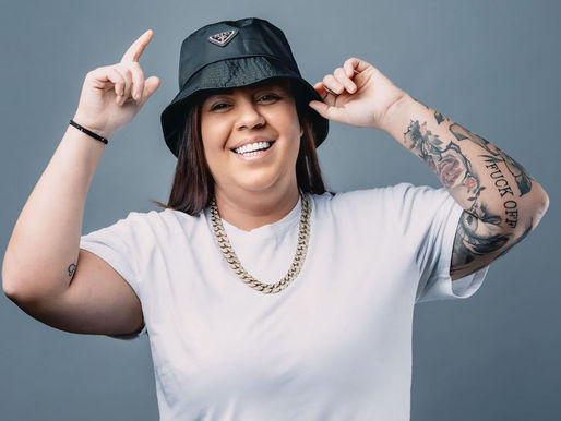 DJ Carol Favaro abre show de Manu Bahtidão em Nova York
