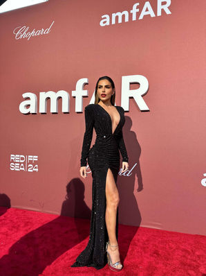 Em Cannes, Erika Schneider usa look decotado em jantar beneficente da amfAR