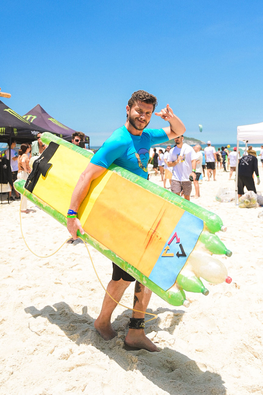 KLEBBER TOLEDO LIDERA CAMPEONATO DE SURFE E ATO EM DEFESA DA PRESERVAÇÃO NA PRAIA DA BARRA DA TIJUCA, RJ