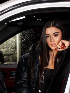 Influencer brasileira Sthe DZ e seu estilo de vida em Miami