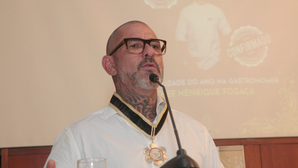 Henrique Fogaça recebe honrarias da Cruz do Mérito da Gastronomia