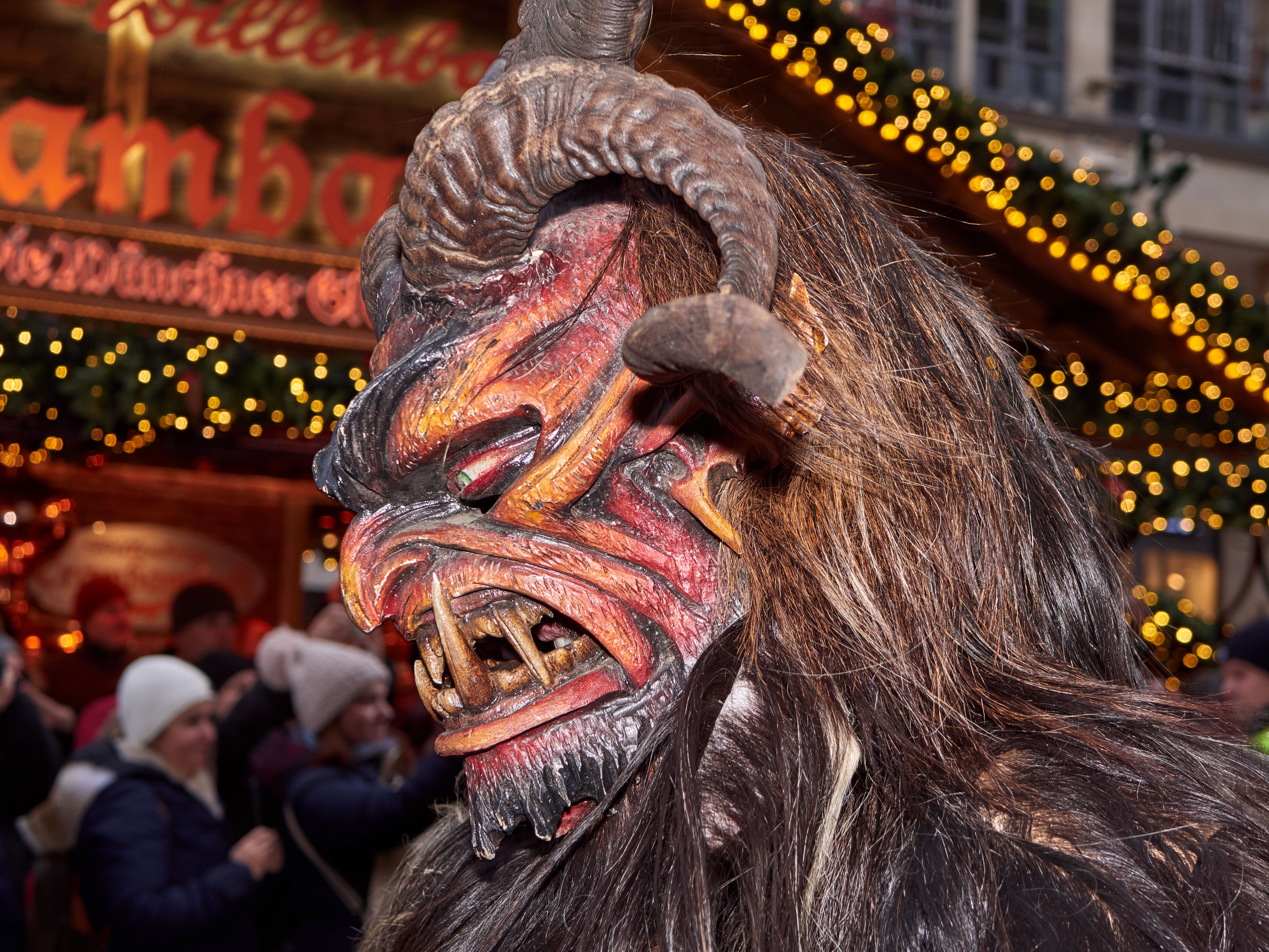 Beeindruckender Krampus vor dem Christkindlmarkt in München