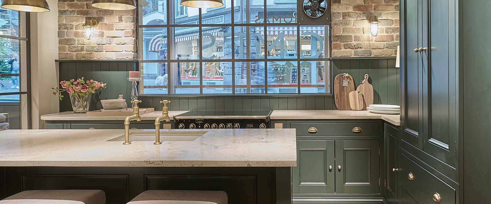 Englische Landhausküche mit Metall Frame Window im Farmhouse Style. Brickwall, Perrin & Rowe Küchenarmaturen, Falcon Rangecooker, Farbe british  racing green