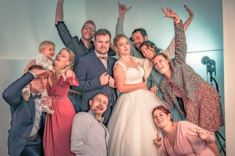 Groupe posant pour un photographe de mariage à Belfort