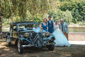 Couple et leurs témoins posant devant une voiture ancienne pour un photographe de mariage à Belfort