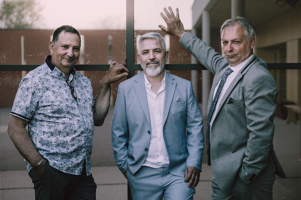 Marié et ses témoins posant pour un photographe de mariage à Belfort