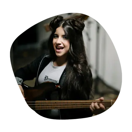 Niña tocando Bajo eléctrico