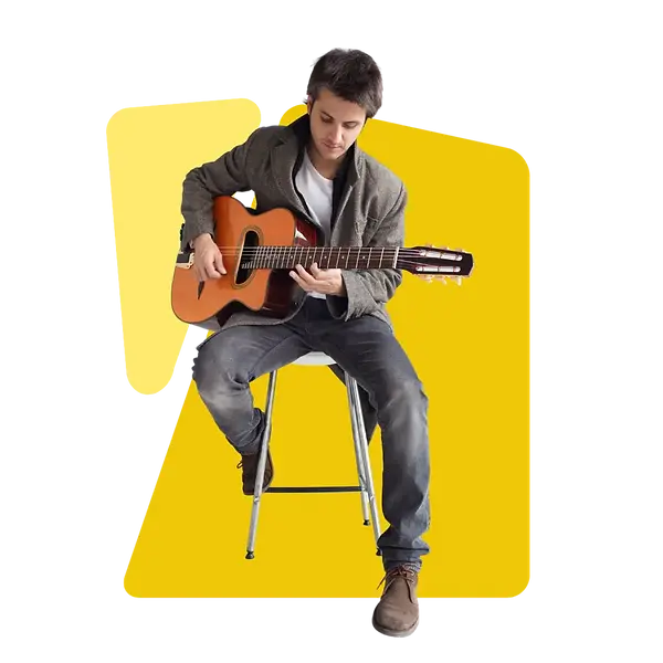 Joven tocando la guitarra acústica