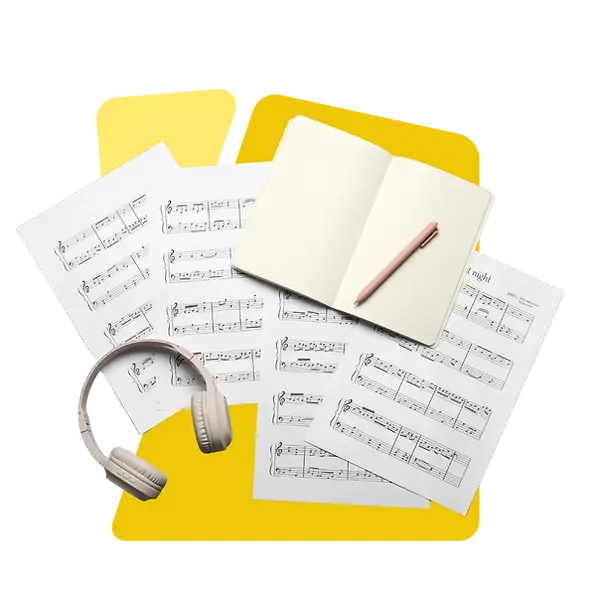 Partituras, cuaderno, laíz y audifonos para componer música.
