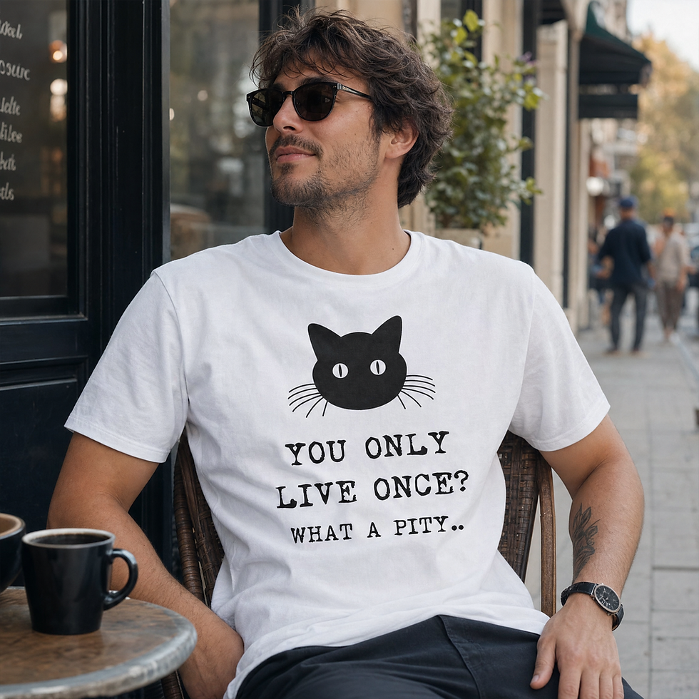 Μικρογραφία: Άνδρας φοράει το λευκό T-shirt Γατάκι YOLO σε καφετέρια.