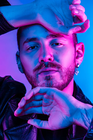 Dual Light Mann posiert mit Händen