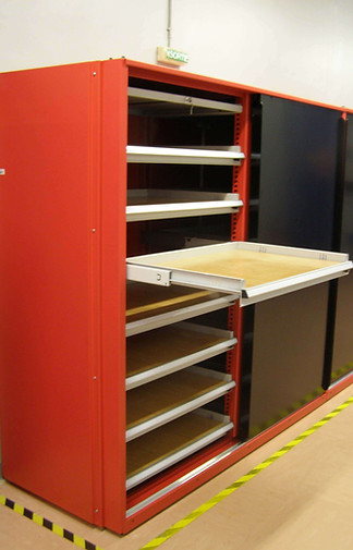 Armoire-avec-plateaux-extensibles-MJ80