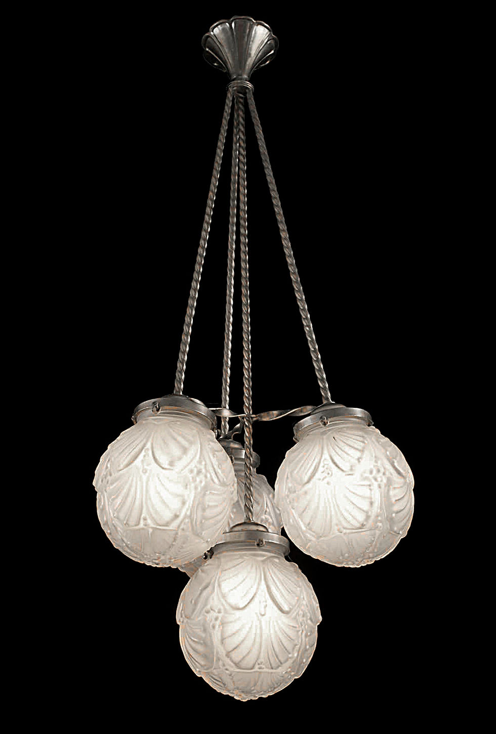 Miniature : Suspension Art déco en bronze nickelé et globes satinés « Les Coquilles » de la Verrerie des Vosges vue de face sur fond noir.