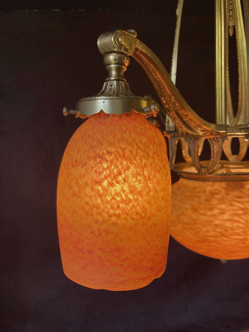 Miniature : Tulipe en pâte de verre orange allumée, révélant son décor moucheté lumineux signé Delatte Nancy.