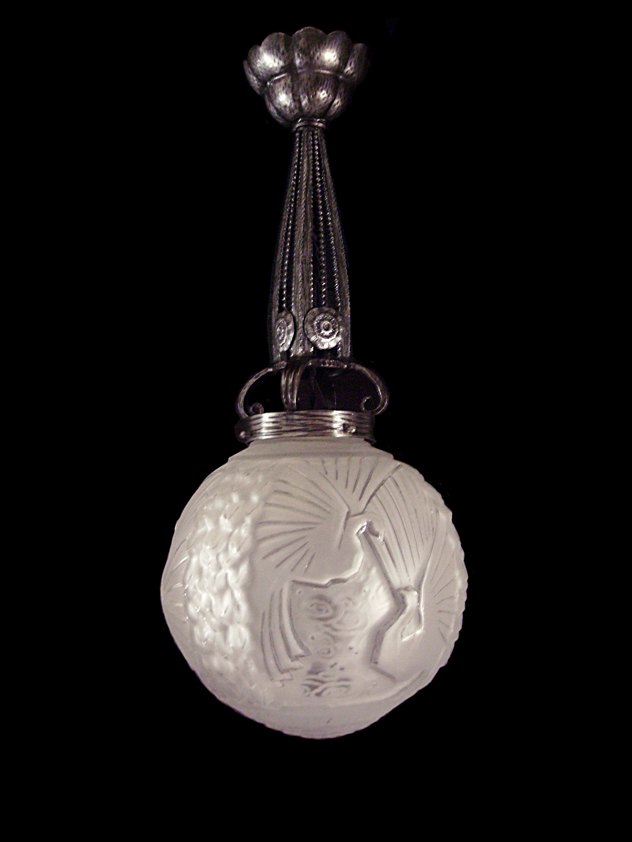 Suspension art déco en fer forgé par Pierre Maynadier et globe aux paons en verre moulé-pressé signé Muller Frères Lunéville 1930