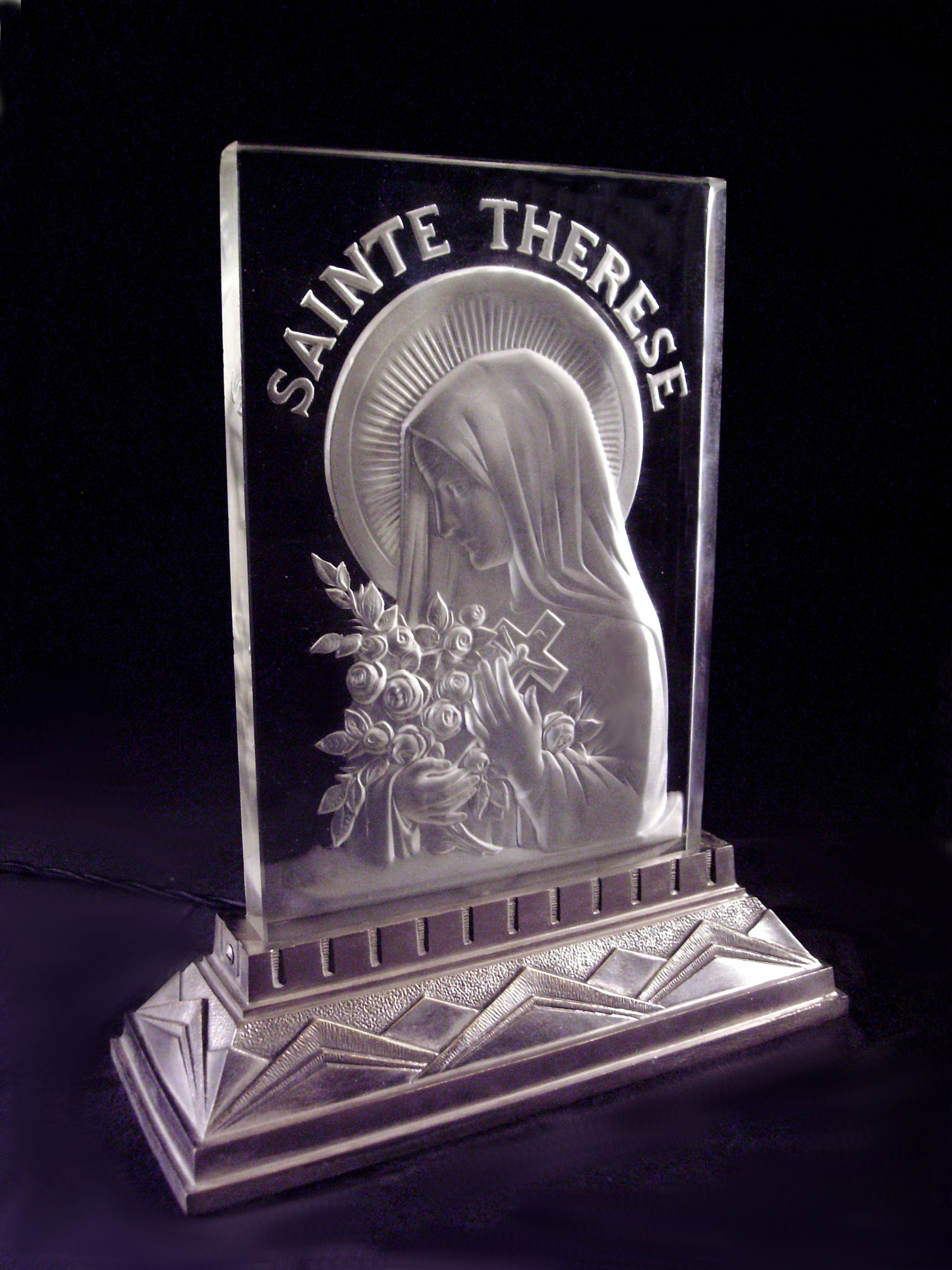 Veilleuse Sainte-Thérèse Art Déco des années 1930, plaque en verre moulé Verlys Hanots et socle en bronze nickelé, luminaire religieux ancien.