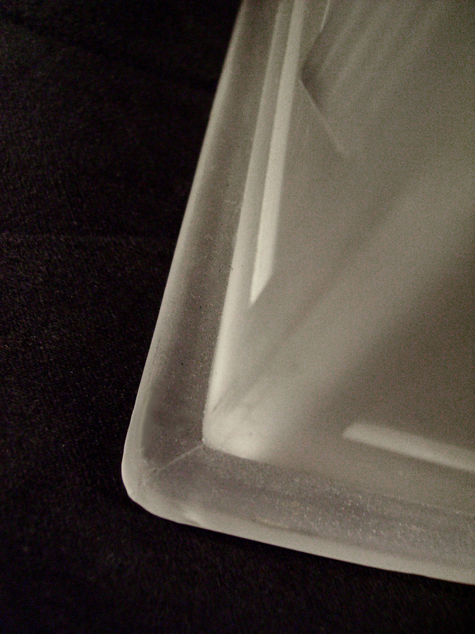 Miniature : Détail d'un angle du cube Nacrocristal Val Saint-Lambert révélant la qualité du verre satiné moulé-pressé.