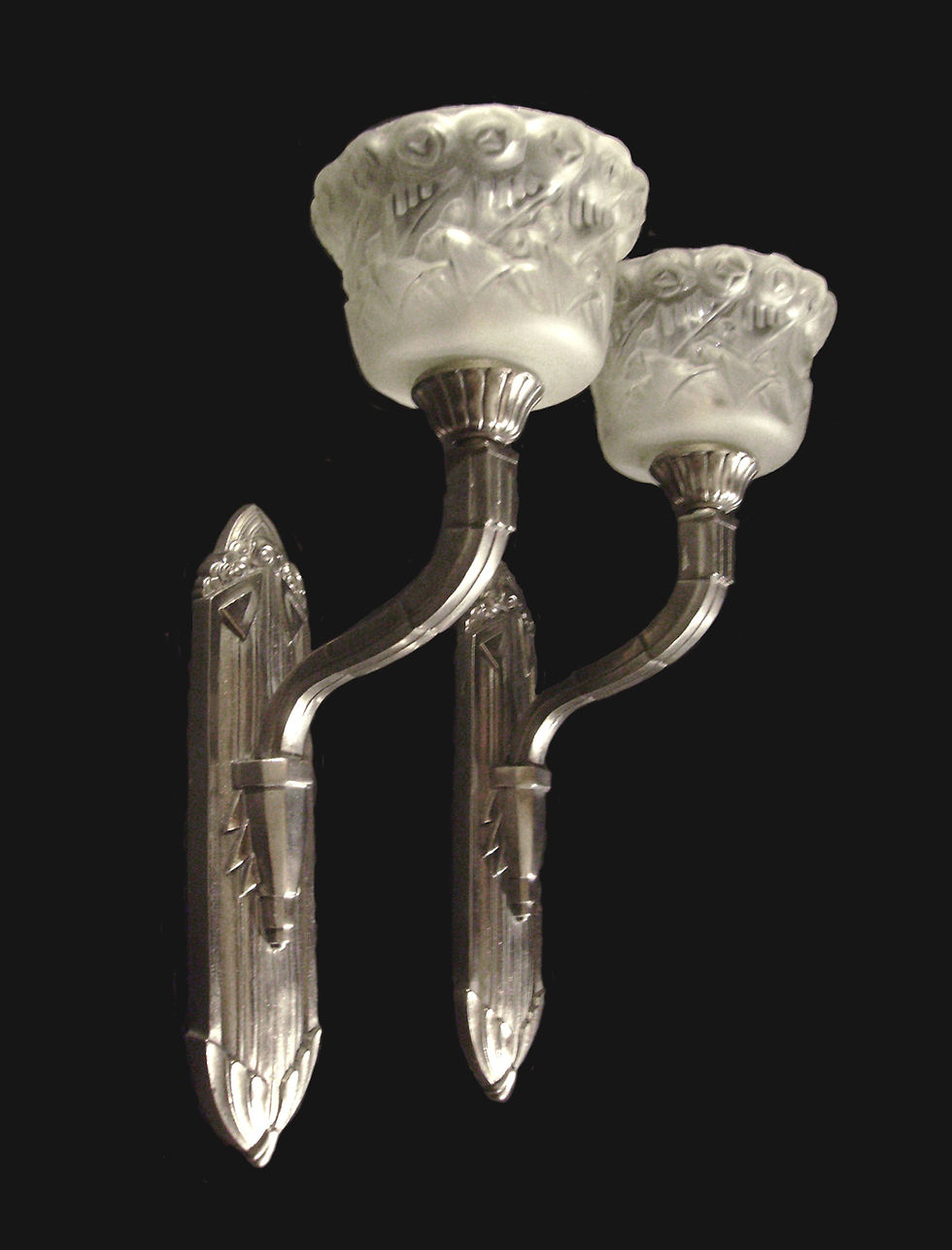 Miniature : Paire d'appliques art déco à bras ascendants en bronze nickelé et coupelles en verre moulé-pressé non signées 1930