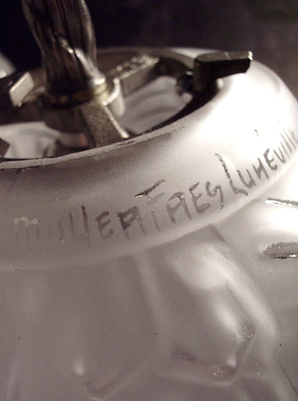 Miniature : Signature « Muller Frères Lunéville » sur le col d’un des globes en verre moulé-pressé.