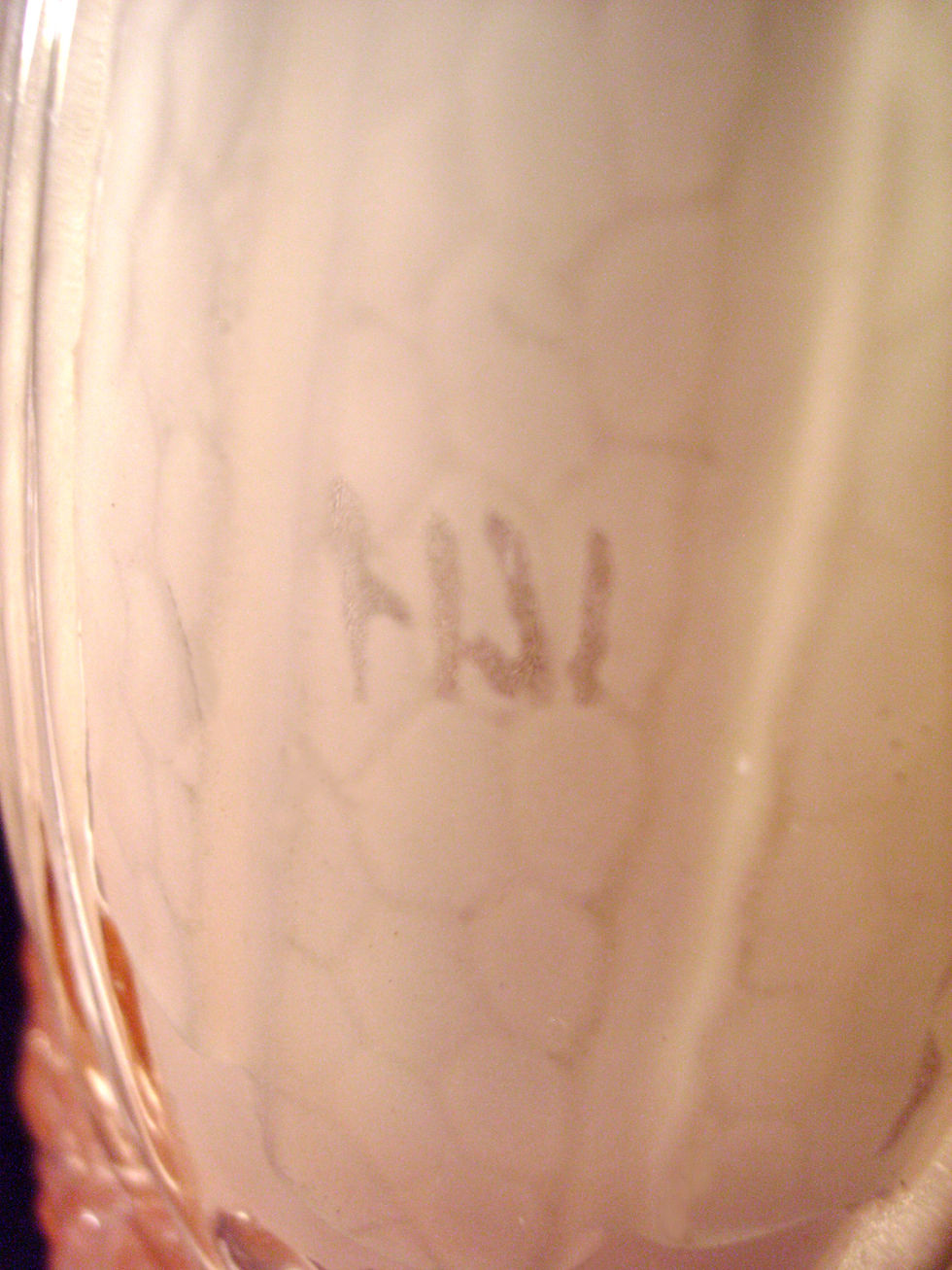 Miniature : Gros plan sur la signature « HV » de Hettier et Vincent gravée sur la tulipe bicolore en verre moulé-pressé Muller Frères Lunéville.