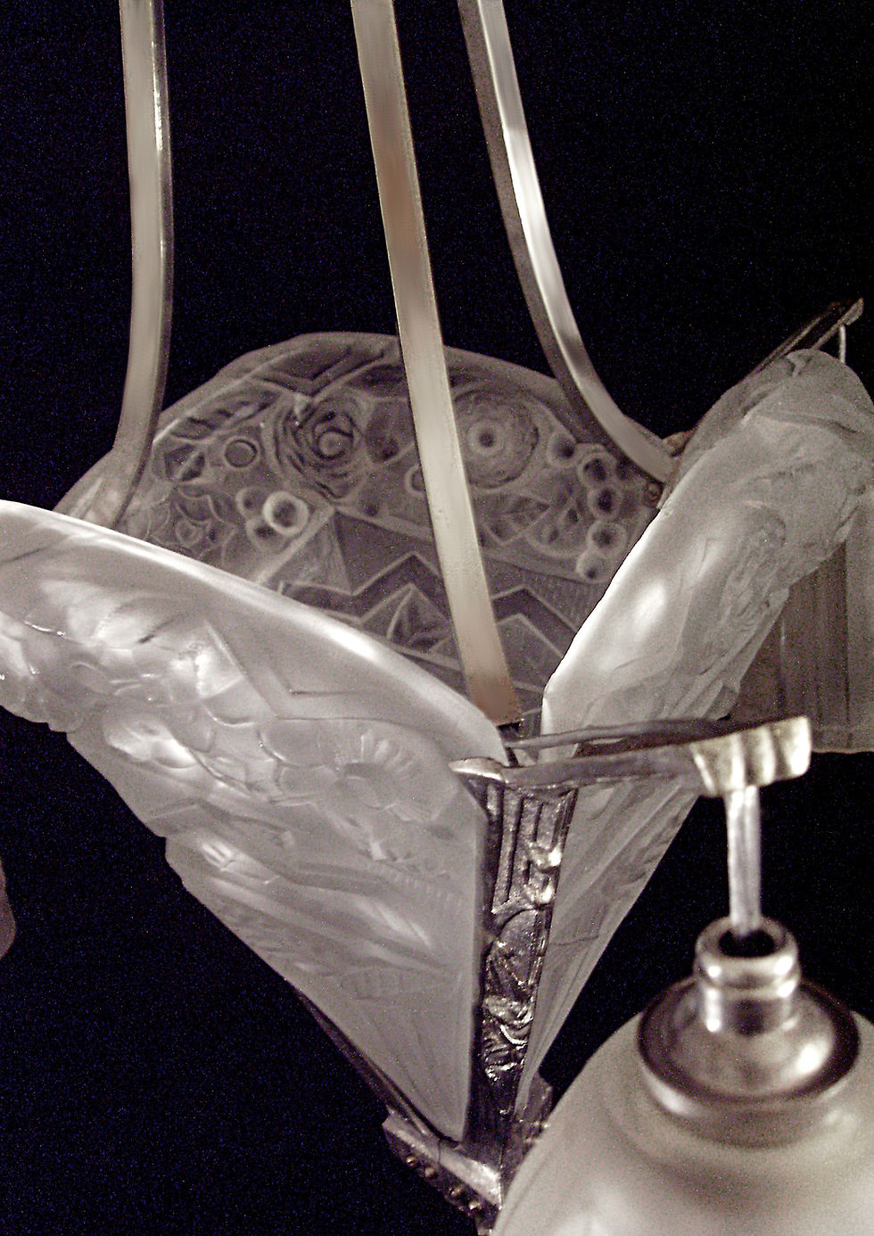 Miniature : Lustre en bronze nickelé par Antonin Lacombe équipé de trois plaques et trois tulipes en verre moulé-pressé par Noverdy (non signées) 1930