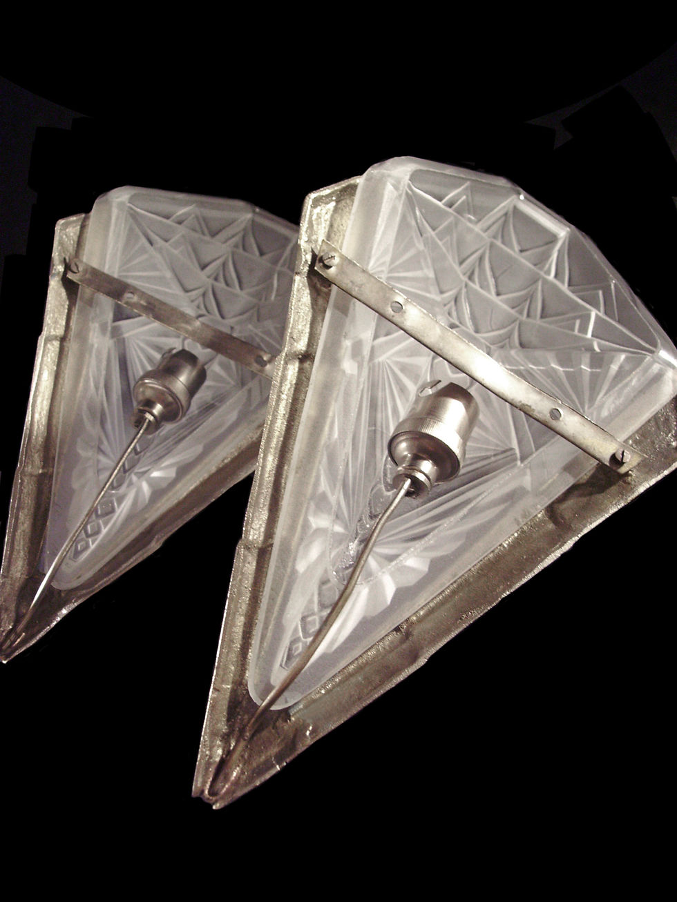 Miniature : Paire d'appliques en bronze nickelé équipées de sabots en verre moulé-pressé par les Etablissement Jean Gauthier 1930