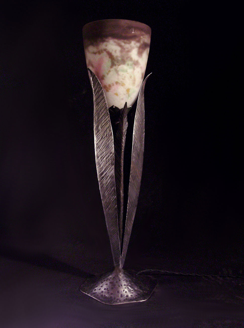 Lampe art déco en fer forgé par Robj équipée d'une tulipe en pâte de verre signée Muller Frères Lunéville 1930