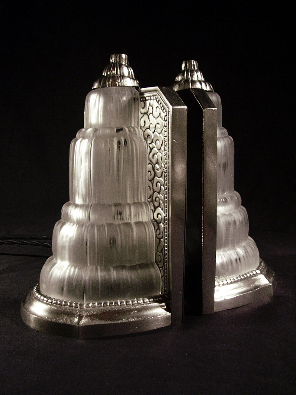 Miniature : Lampe Art Déco en bronze nickelé et verre pressé