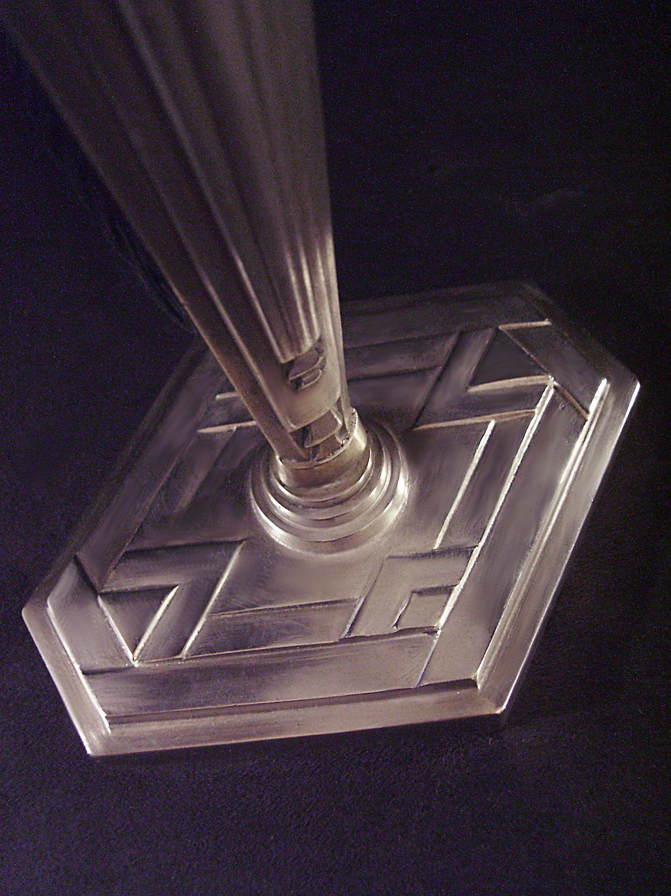 Lampe art déco en bronze nickelé par Georges Vilbert équipée d'un dôme en verre moulé-pressé signé Muller Frères Lunéville 1930