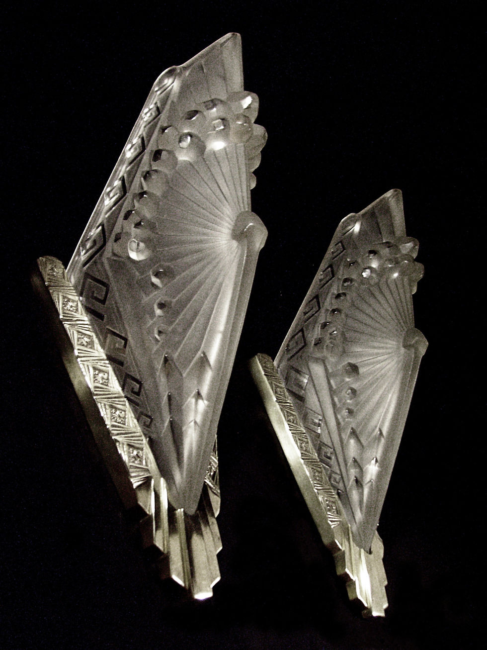 Miniature : Paire d'appliques art déco en bronze nickélé et sabots en verre moulé-pressé signées Schneider 1930