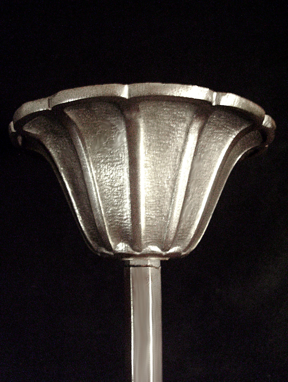 Miniature : Suspension art déco en bronze nickelé par Cherrier et Besnus équipée d'un globe en verre moulé-pressé 1930