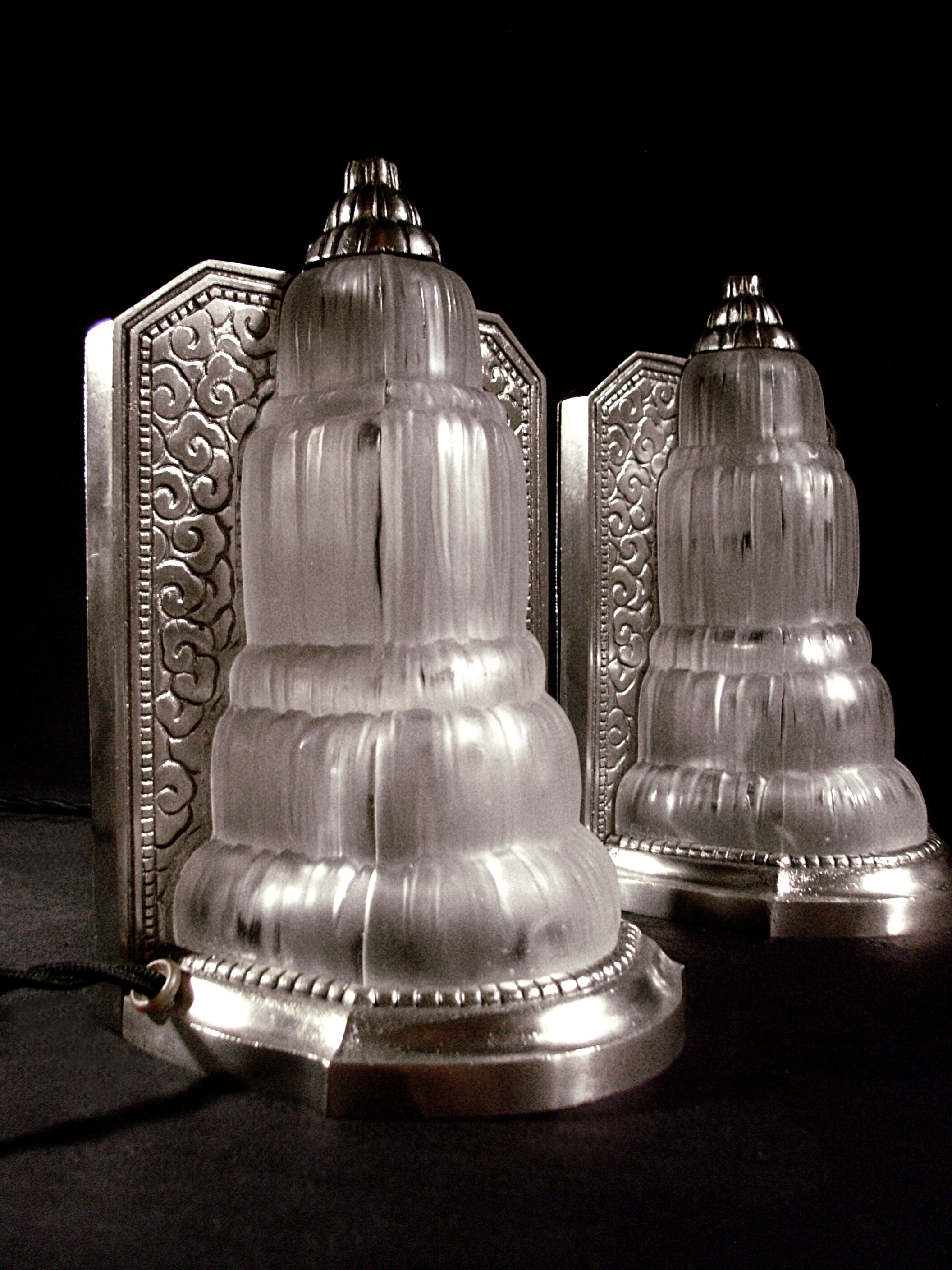 Lampes Art déco en bronze nickelé et verre pressé