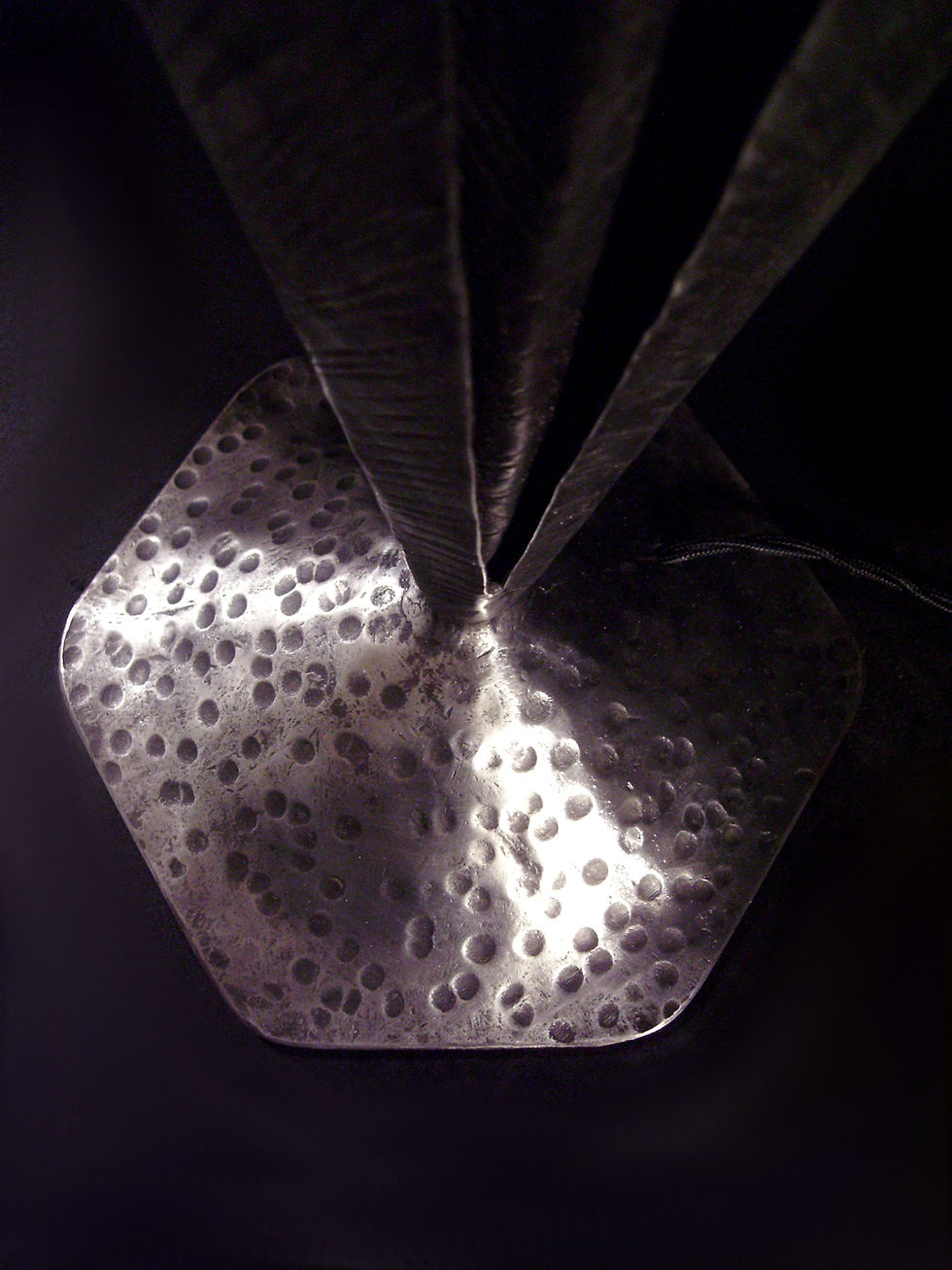 Lampe art déco en fer forgé par Robj équipée d'une tulipe en pâte de verre signée Muller Frères Lunéville 1930