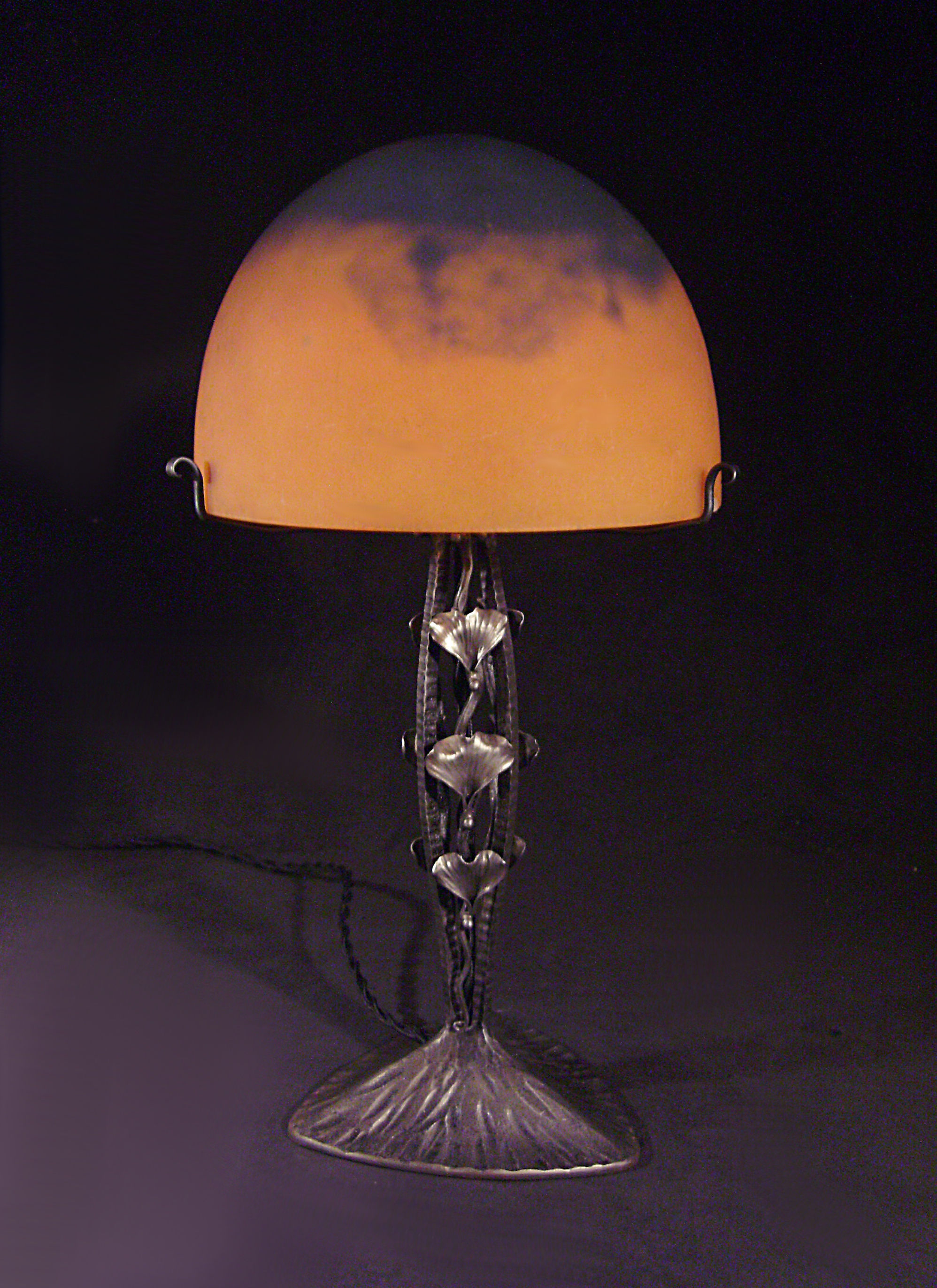 Lampe art déco en fer forgé H.Fournet et dôme signé Daum Nancy