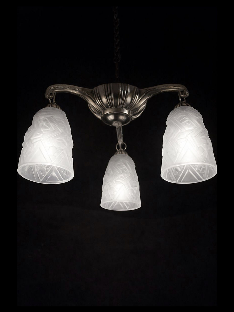 Miniature : Plafonnier Art déco André Boyreau allumé, à trois lumières diffusant une lumière blanche tamisée à travers les tulipes Schneider en verre moulé-pressé, France années 1930.
