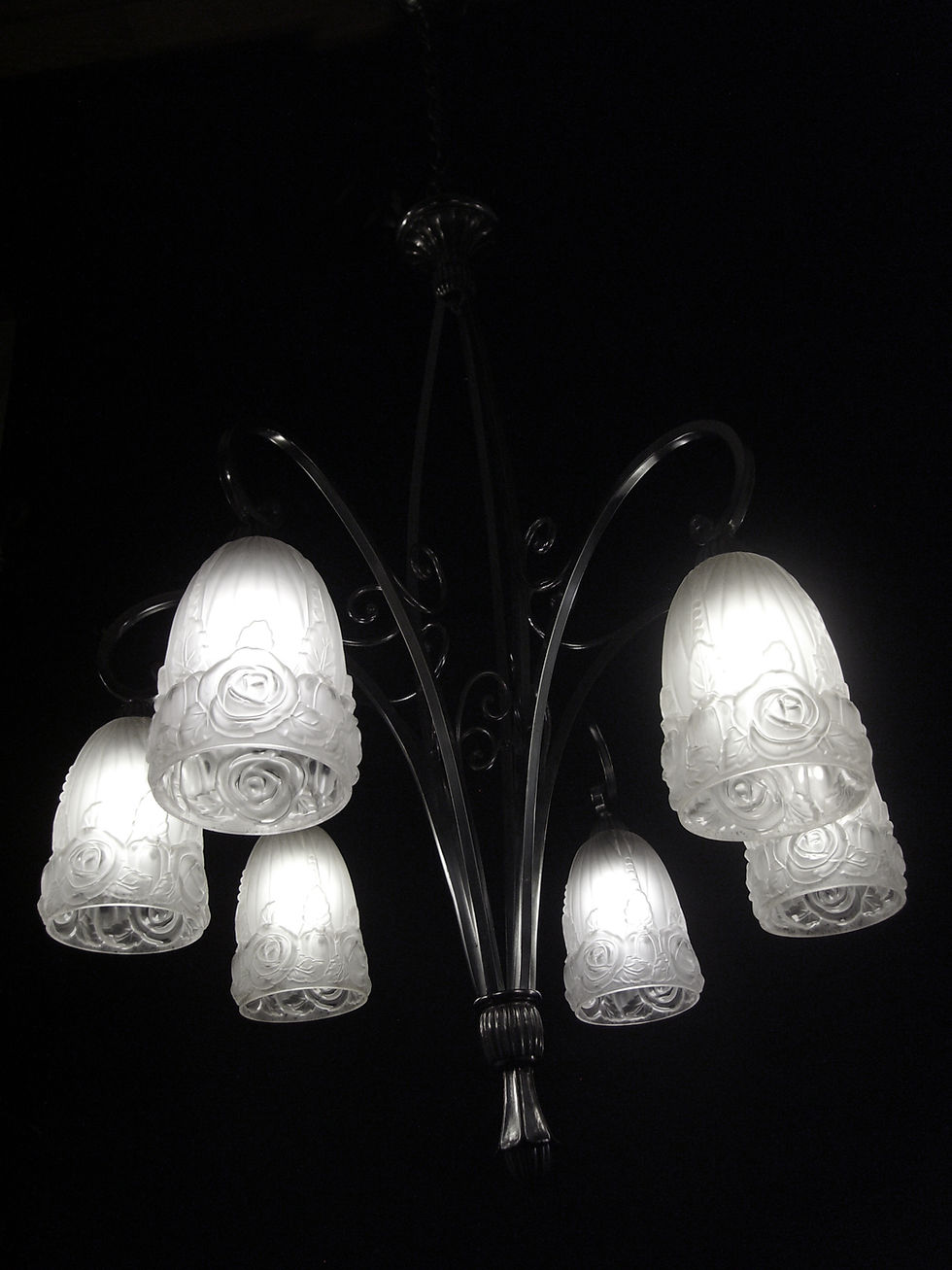Miniature : Lustre en bronze nickelé par Hettier et Vincent équipé de six tulipes en cristal pressé par Baccarat 1930