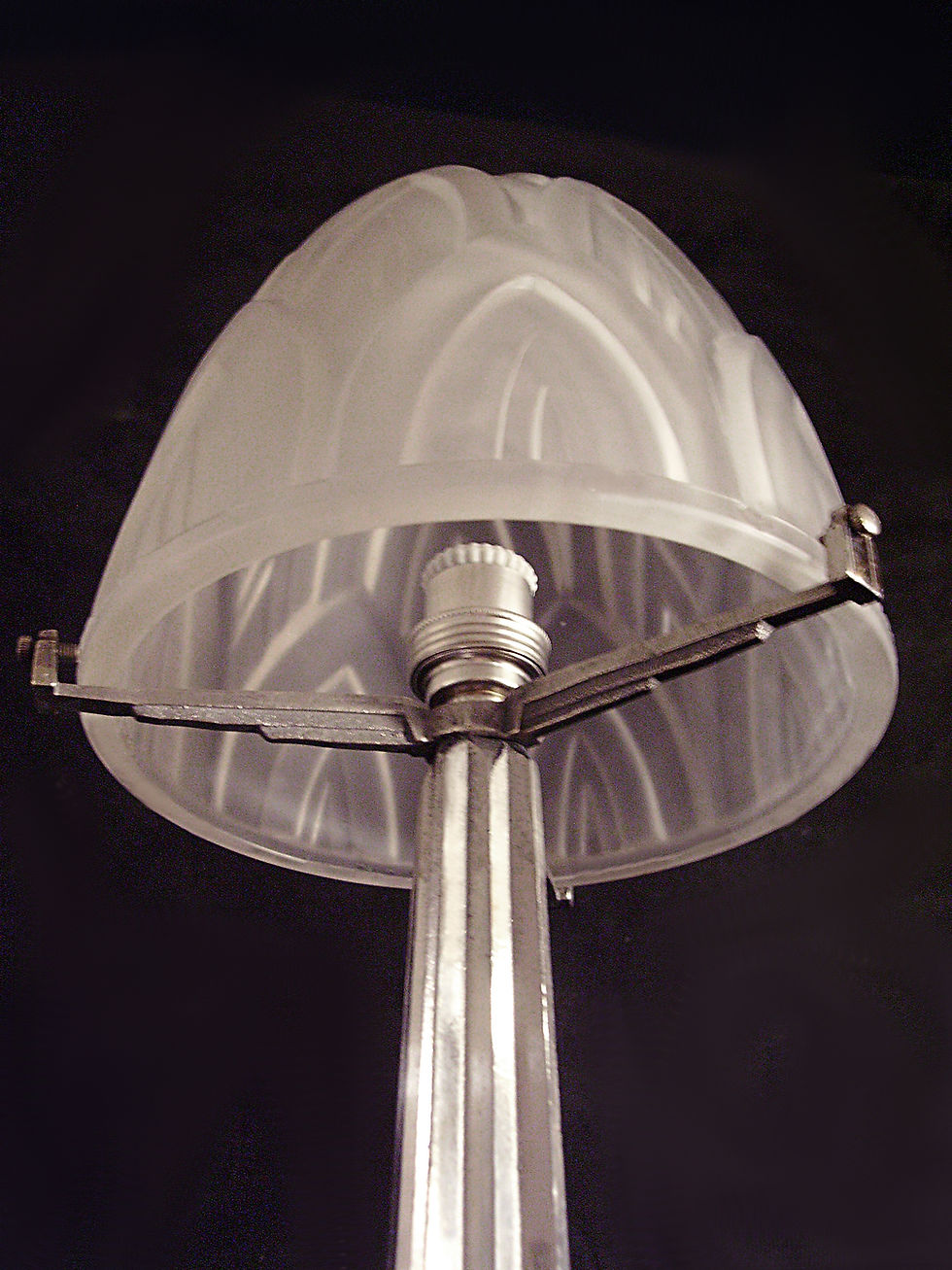 Miniature : Lampe art déco en bronze nickelé par Germain & Lambolez et dôme en verre moulé-pressé par les Cristalleries de Verdun de Maurice Model