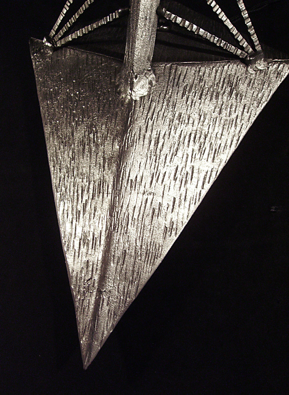 Lampe art déco en fer forgé nickelé par Germain et Lambolez équipé d'un globe en verre moulé-pressé par la Verrerie des Vosges 1930