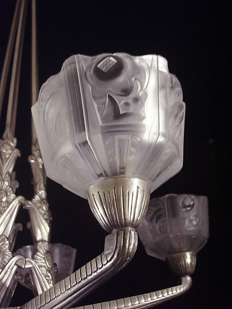 Miniature : Lustre art déco en bronze nickelé par Antonin Lacombe équipé de coupelles en verre moulé-pressé par les Établissements Jean Gauthier 1930