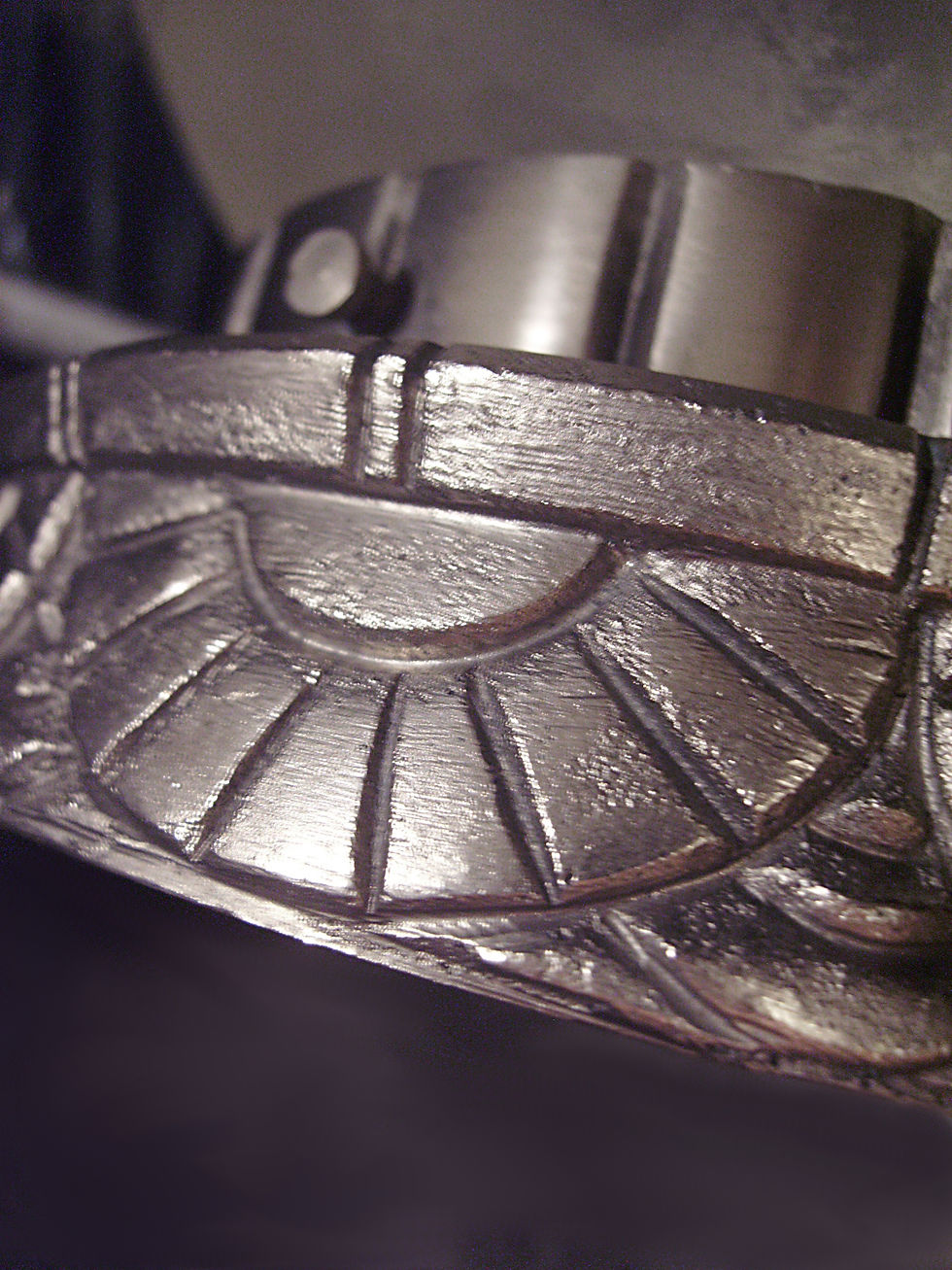 Miniature : Détail du décor géométrique en éventail du support en bronze nickelé de la veilleuse Leune.