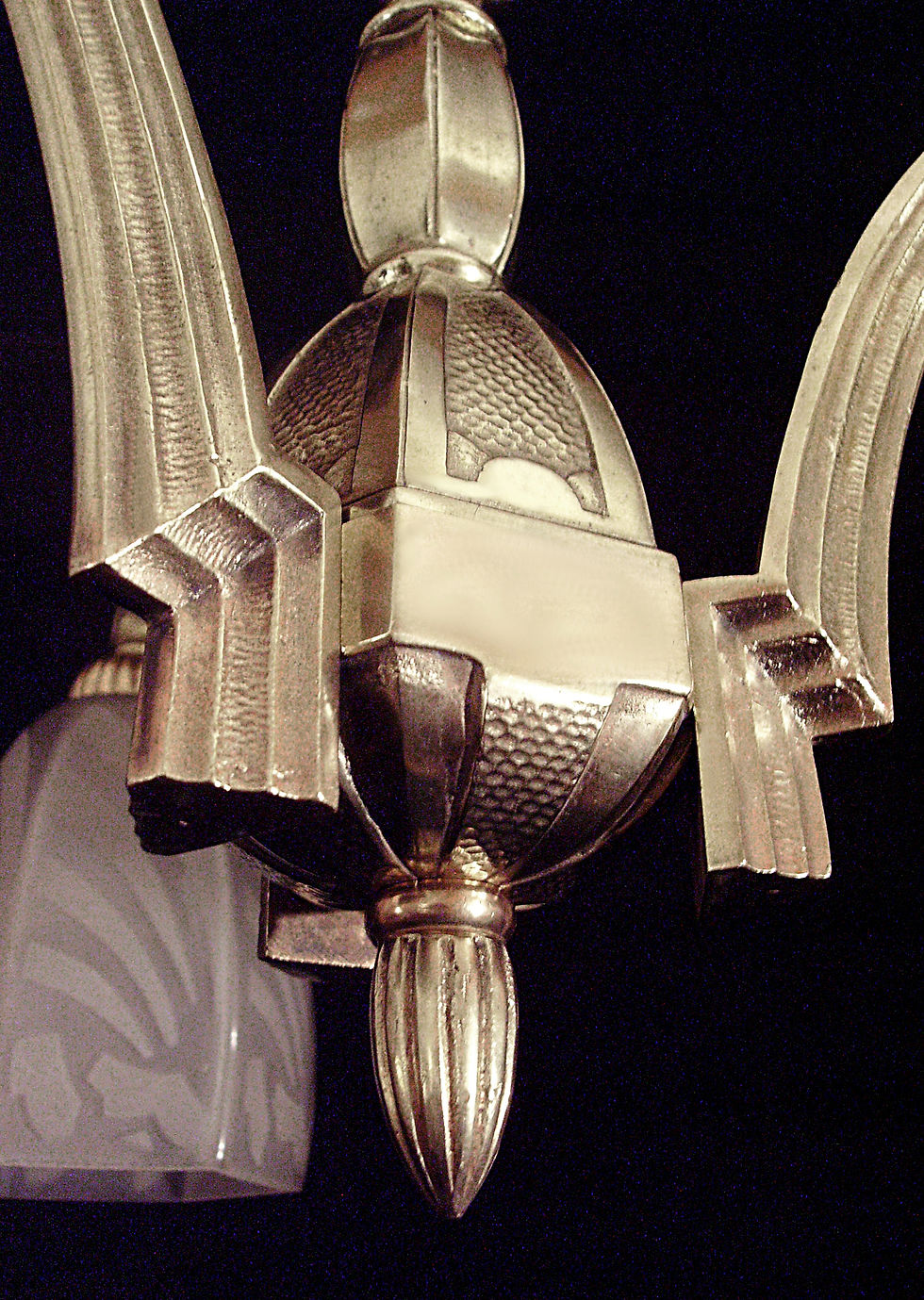 Suspension art déco en bronze par Hettier & Vincent équipée de trois tulipes en verre gravé 1930