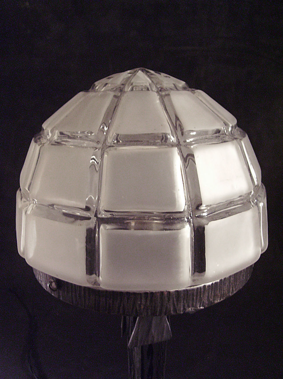 Miniature : Lampe art déco en fer forgé martelé par Dominique Soulé équipé d'un dôme en verre pressé à facettes 1930
