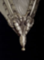 Détail du décor en bronze nickelé orné de motifs floraux et géométriques Art Déco.